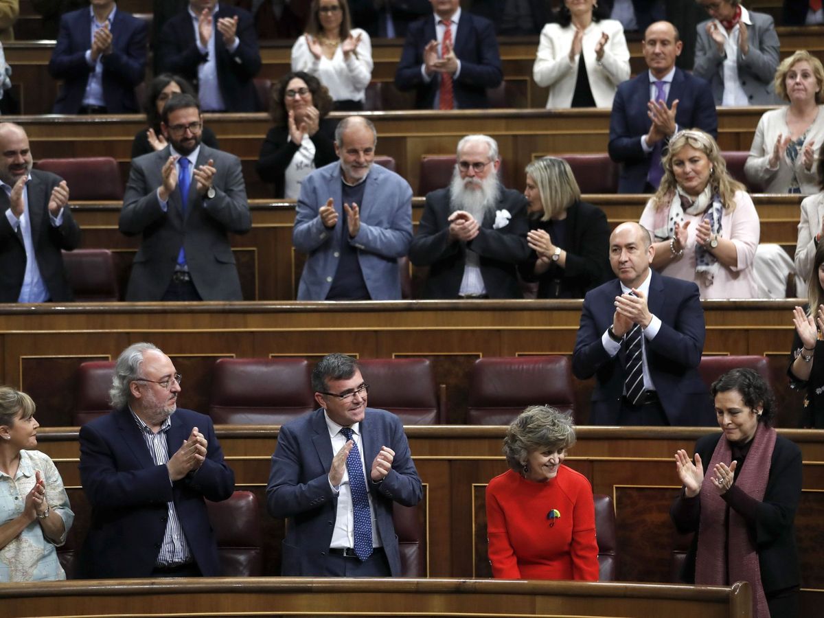 Foto: La exministra María Luisa Carcedo es aplaudida tras defender la PL de regulación de eutanasia. (EFE)