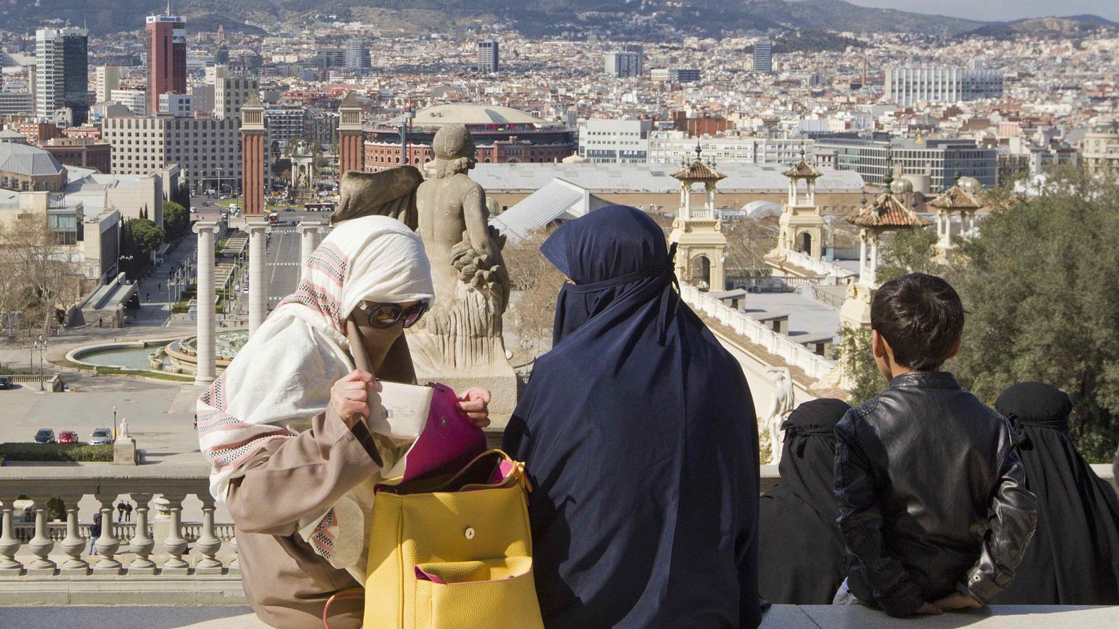 Foto: Varias turistas ataviadas con 'niqab' en el mirador del Museo Nacional de Arte de Cataluña en Barcelona. (EFE)