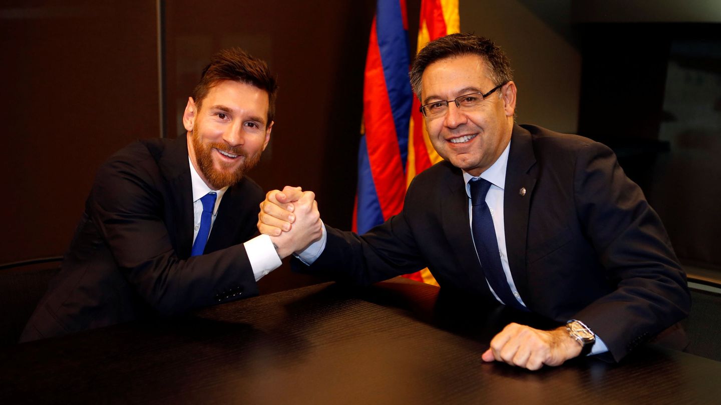 Messi y Bartomeu en su última firma de contrato. (Reuters)