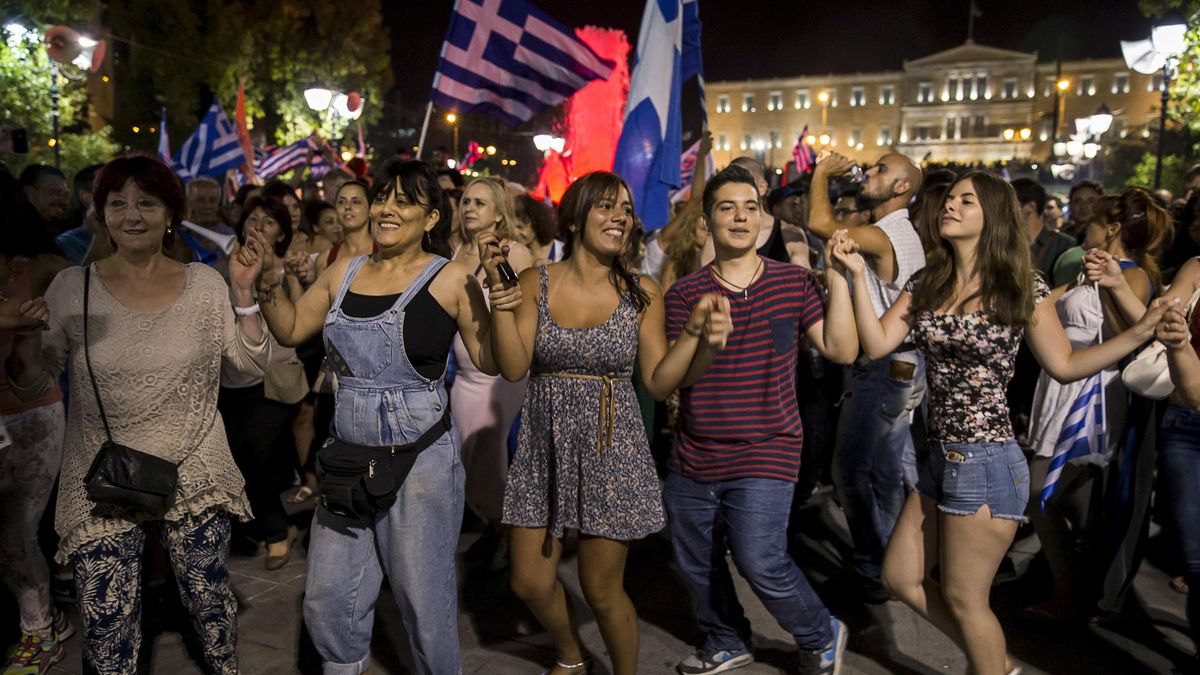 El 'No' tensa más la cuerda y deja en el tejado de Europa que Grecia siga en el euro