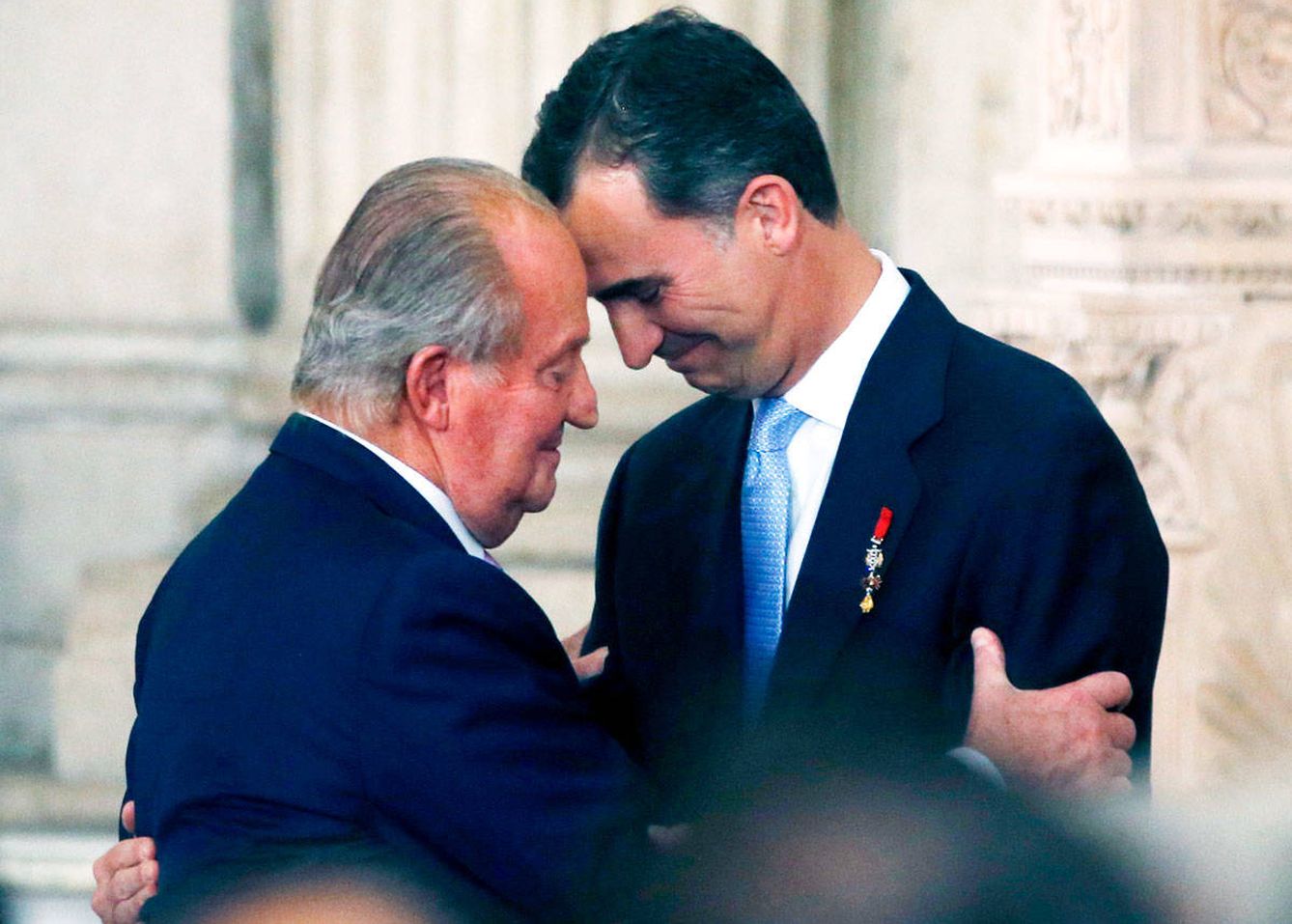Juan Carlos I y Felipe VI, en una imagen muy conocida del relevo en la Corona. (Reuters)