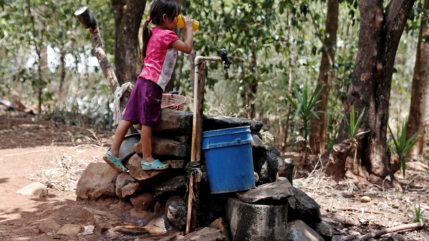 El acceso al agua potable sigue diviendo al mundo. (EFE)