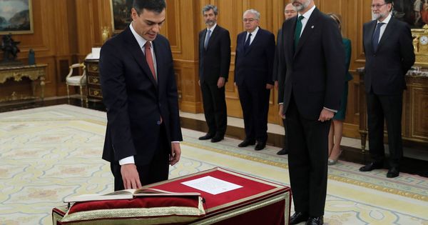 Foto: Pedro Sánchez promete su cargo de presidente del Gobierno ante el Rey, sin Biblia ni cruz, este 2 de junio en la Zarzuela. (EFE)