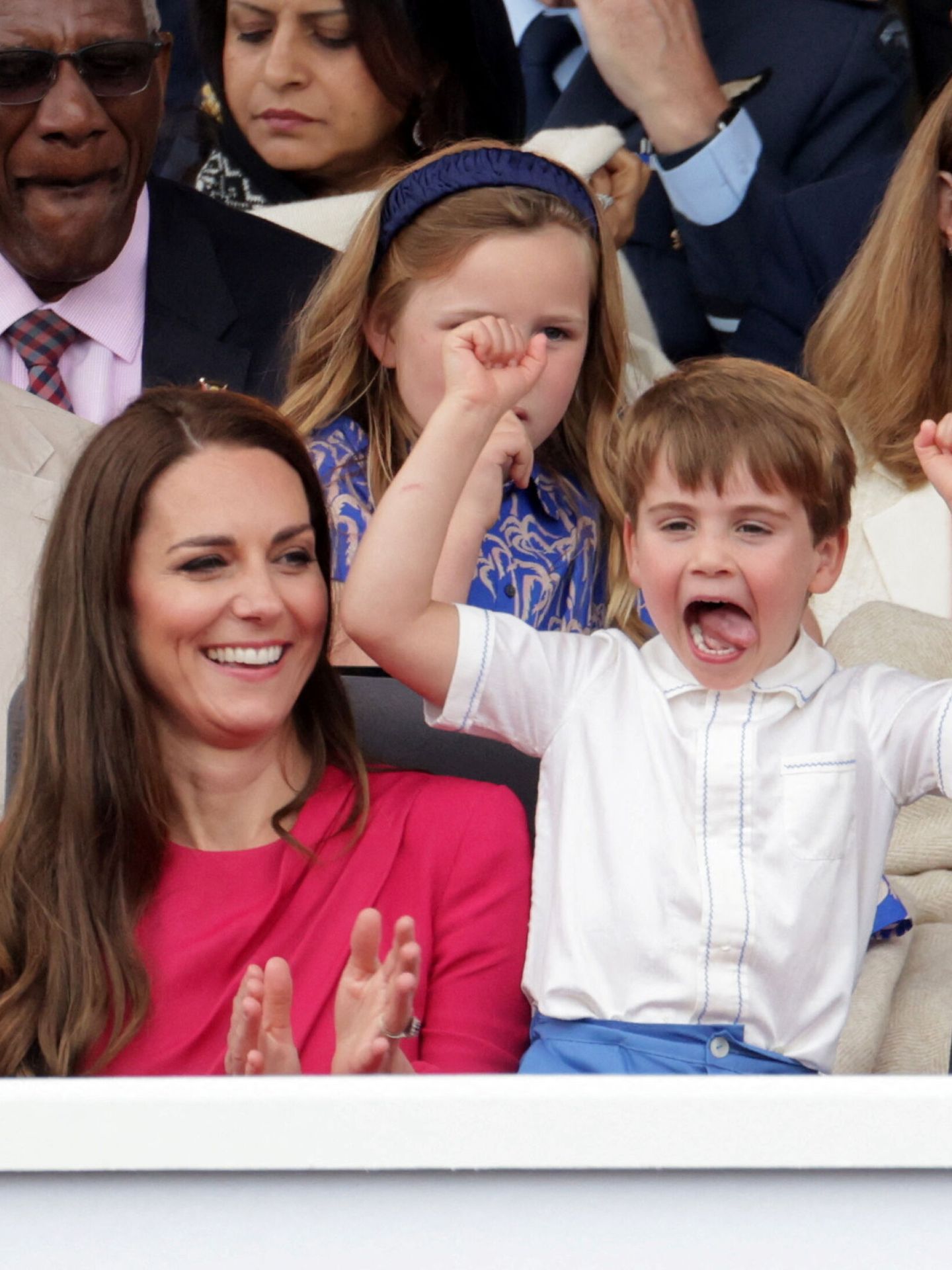 El príncipe Louis, haciendo muecas junto a su madre, que no puede contener la risa. (Reuters/Pool/Chris Jackson)
