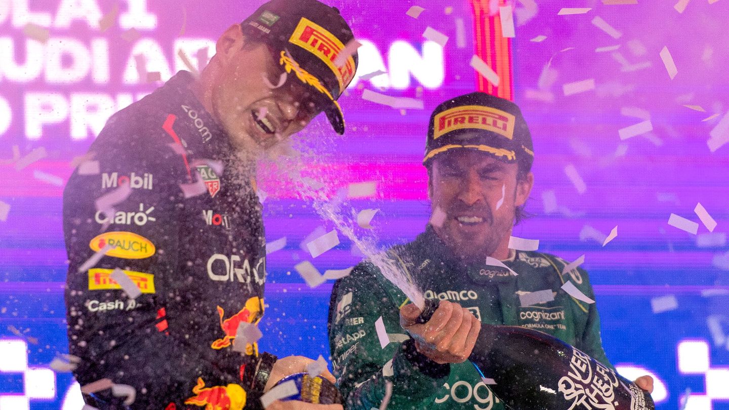 Alonso celebra el podio junto a Verstappen. (EFE/Epa Str)