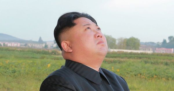 Foto: Kim Jong-un observa el ascenso de un misil Hwasong-12 durante el lanzamiento del pasado 15 de septiembre de 207. (Reuters)