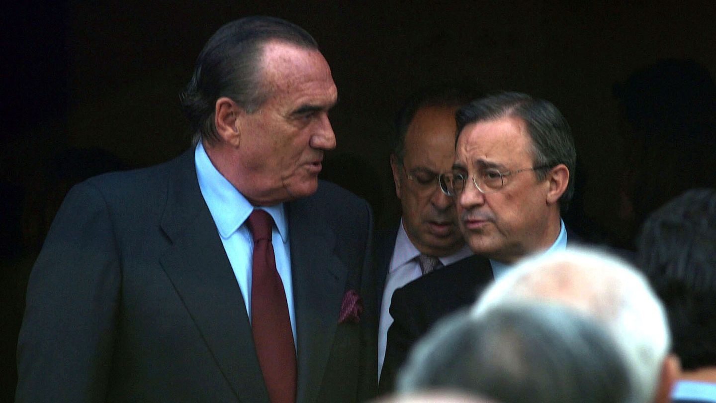 Fernando Fernández Tapias junto a Florentino Pérez en el entierro de la madre de este, en abril de 2004 en Madrid. (Europa Press Reportajes) 