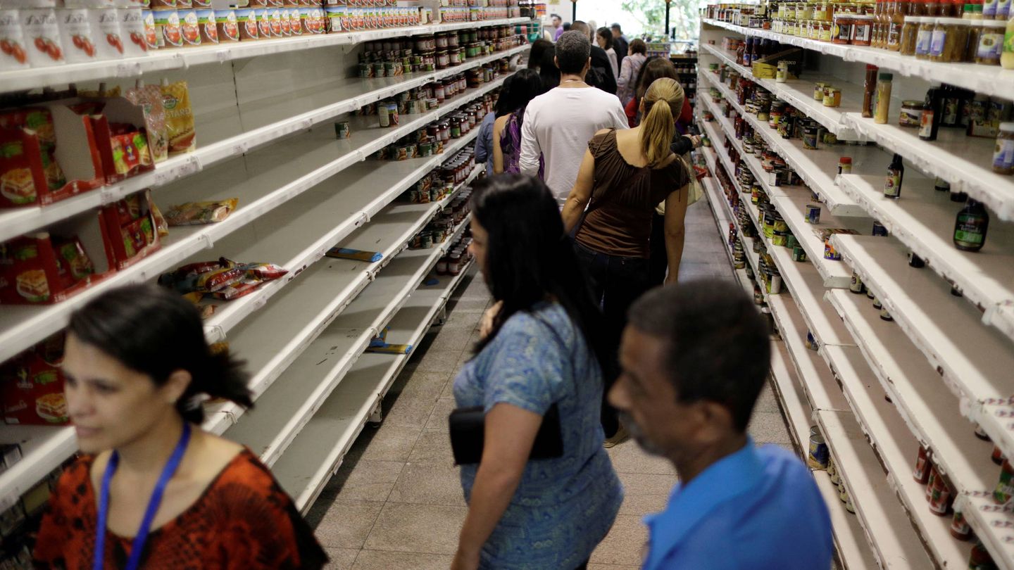 Venezolanos compran alimentos en un supermercado en Caracas, Venezuela. (Reuters) 