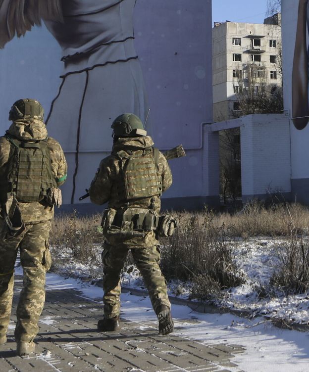 Foto: Militares ucranianos patrullando en Bakhmut, región de Donetsk. (EFE/EPA/Mykola Tymchenko) 