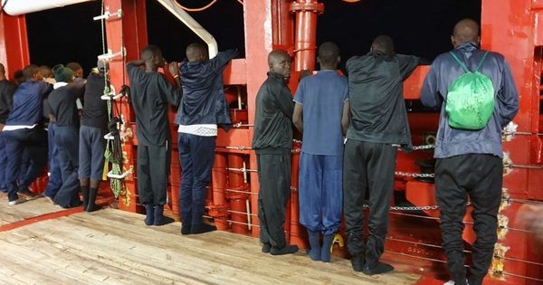 Foto:  Fotografía facilitada por Médicos Sin Fronteras (MSF) de algunos de los anteriores 82 migrantes del barco humanitario Ocean Viking rescatados