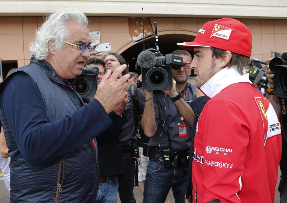 Foto: Flavio Briatore y Fernando Alonso hablan con tranquilidad en el 'paddock'.