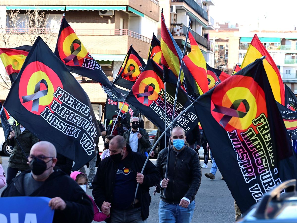 Foto: Marcha neonazi en homenaje a los caídos de la División Azul. (EFE)