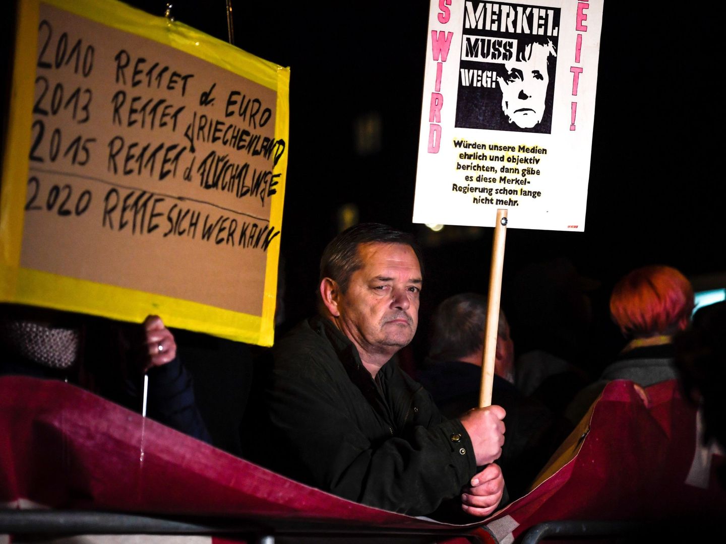 Una manifestante durante una protesta contra la canciller alemana, Angela Merkel, en Chemnitz. (EFE)