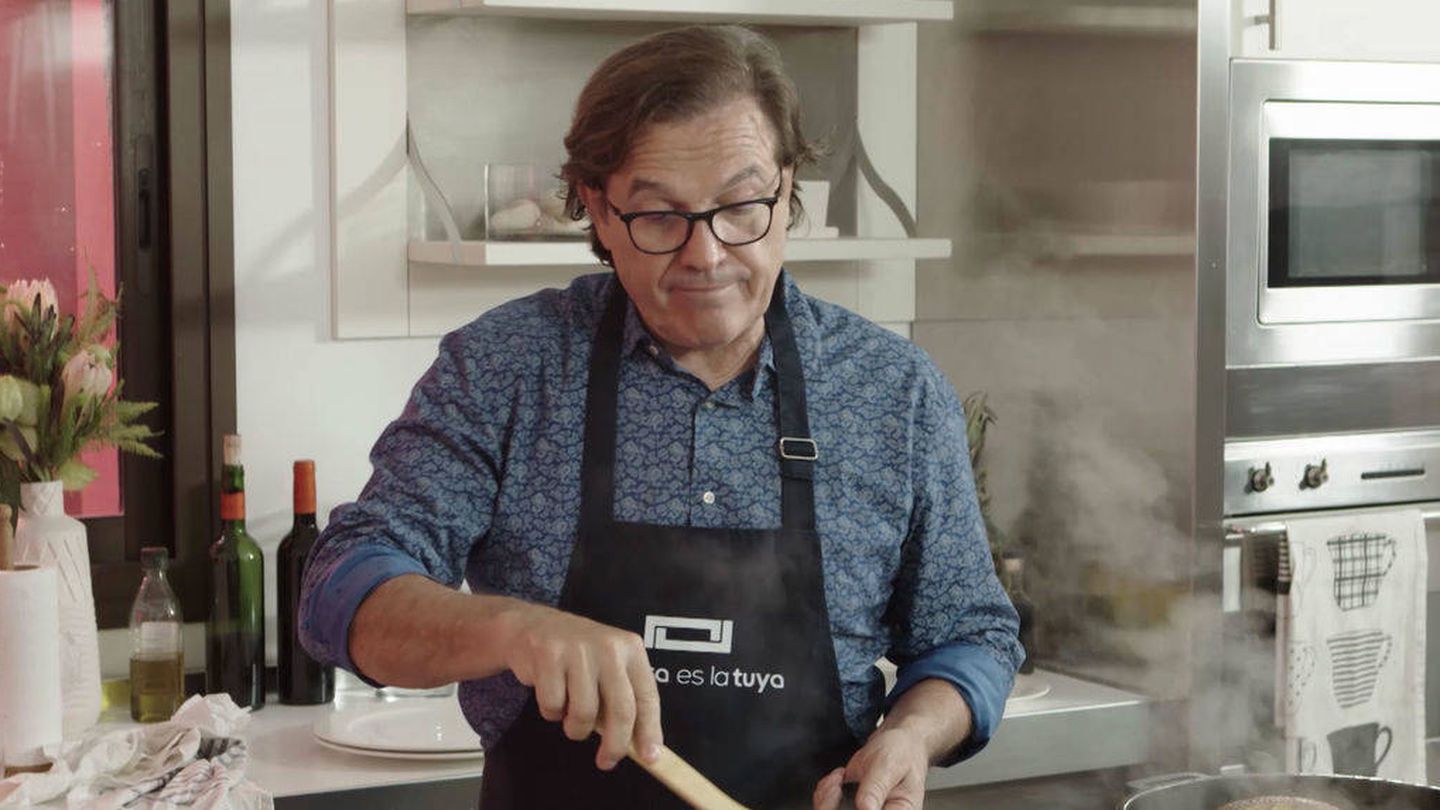 Pepe Navarro, cocinando para 'Mi casa es la tuya'.