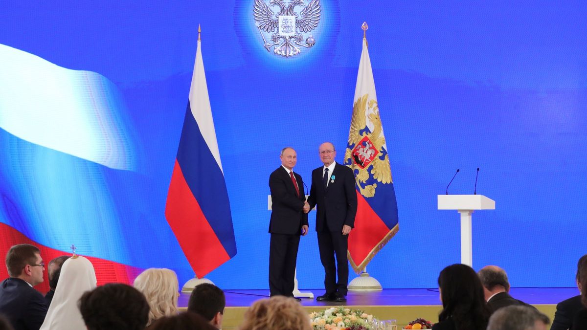 La polémica medalla de Putin: De la Torre descarta renunciar al reconocimiento