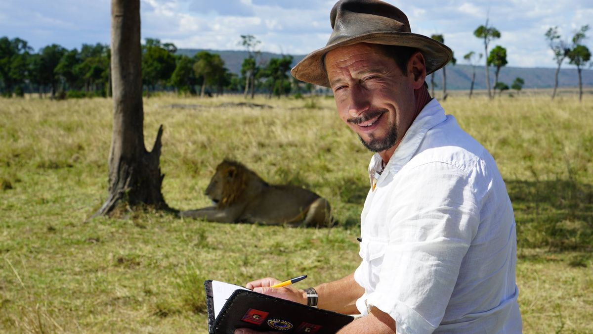 Jorge Alesanco, naturalista de la serie documental 'El rey de la sabana': "Los leones han acabado compartiendo la comida conmigo"