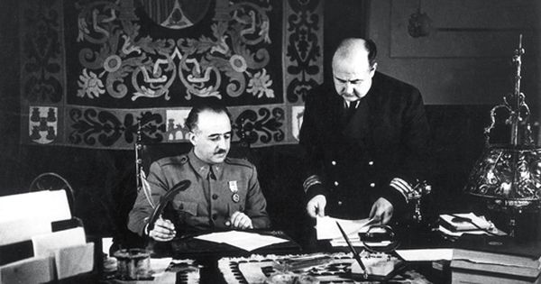 Foto: Franco en su despacho, con su hermano Nicolás Franco, gobernador general del Estado, en Salamanca, 1937. (EFE)