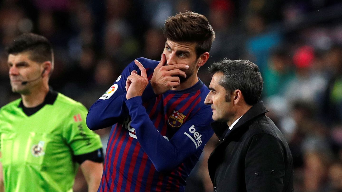 Piqué y Valverde hablan durante un encuentro. (Reuters/Albert Gea)