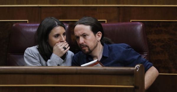Foto: El líder de Podemos, Pablo Iglesias (d), y la portavoz parlamentaria de Unidos Podemos, Irene Montero. (EFE)