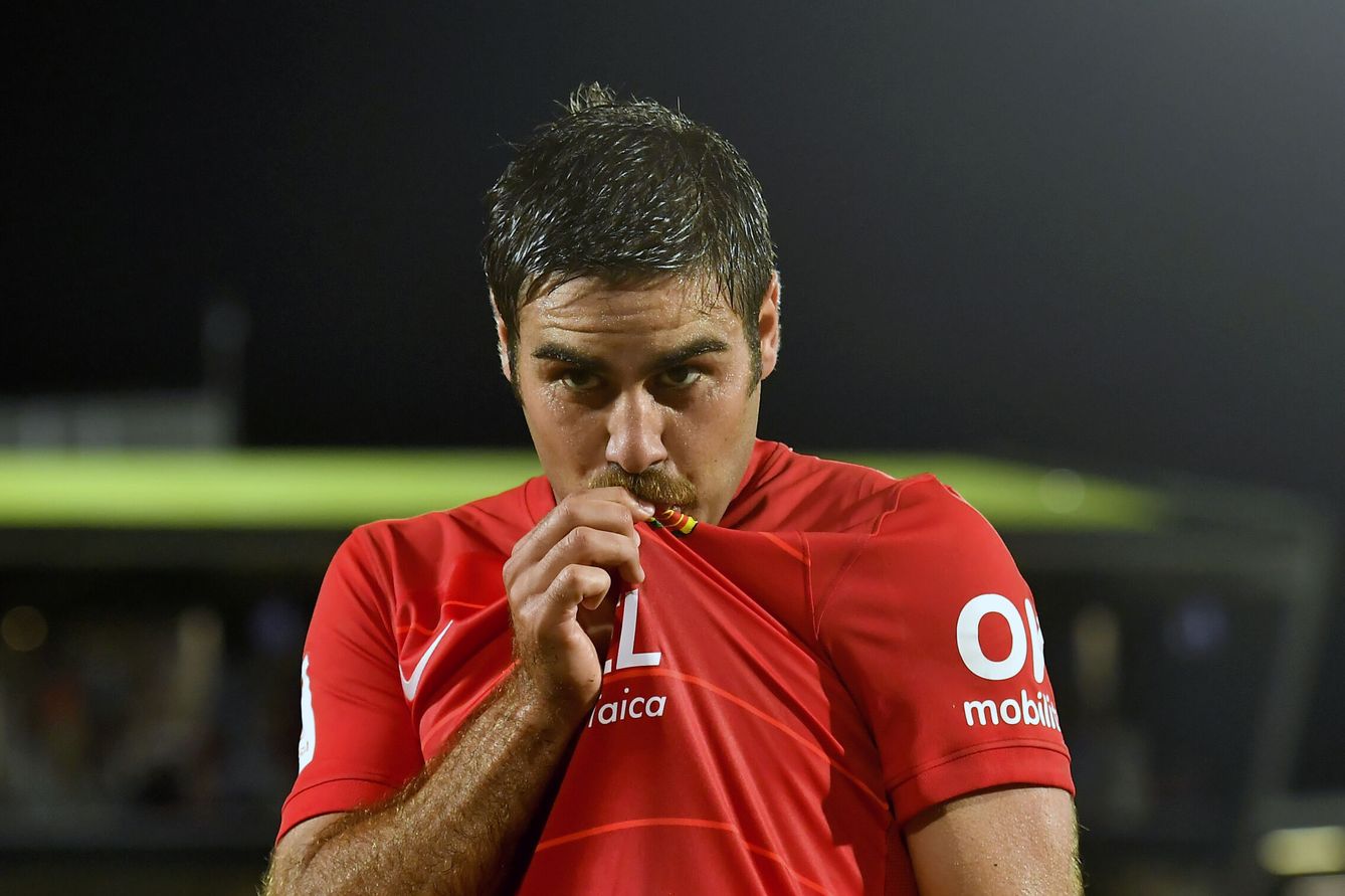 Abdón Prats besa el escudo del Mallorca tras marcar un gol. (EFE/Miquel Borrás)