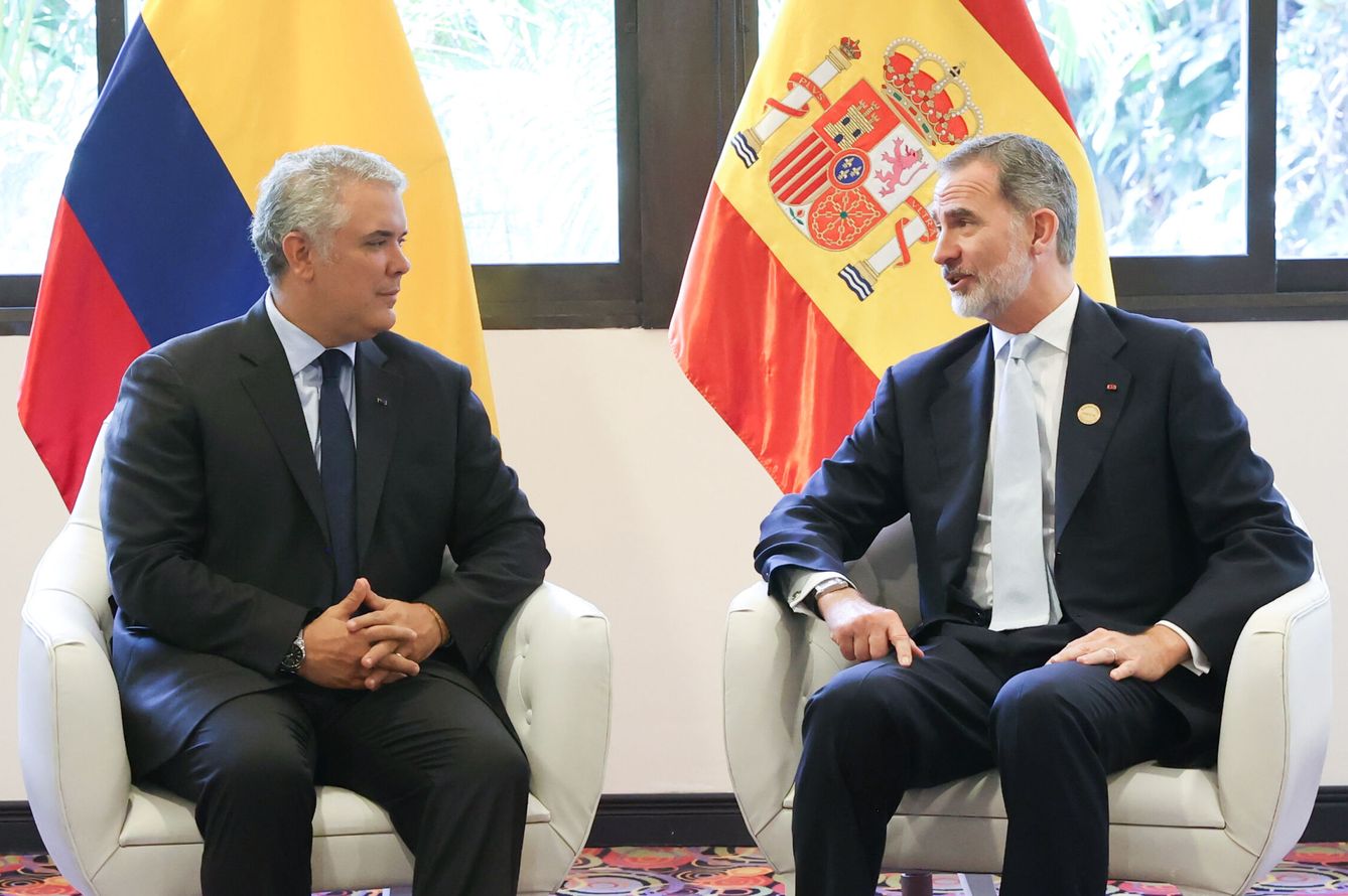El rey Felipe conversa con el presidente de Colombia. (EFE)
