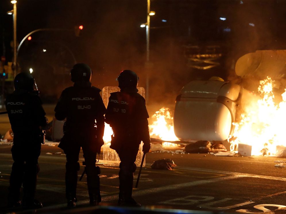 Foto: Mossos d'Esquadra durante los disturbios que se produjeron este 16 de octubre en Barcelona. (EFE)
