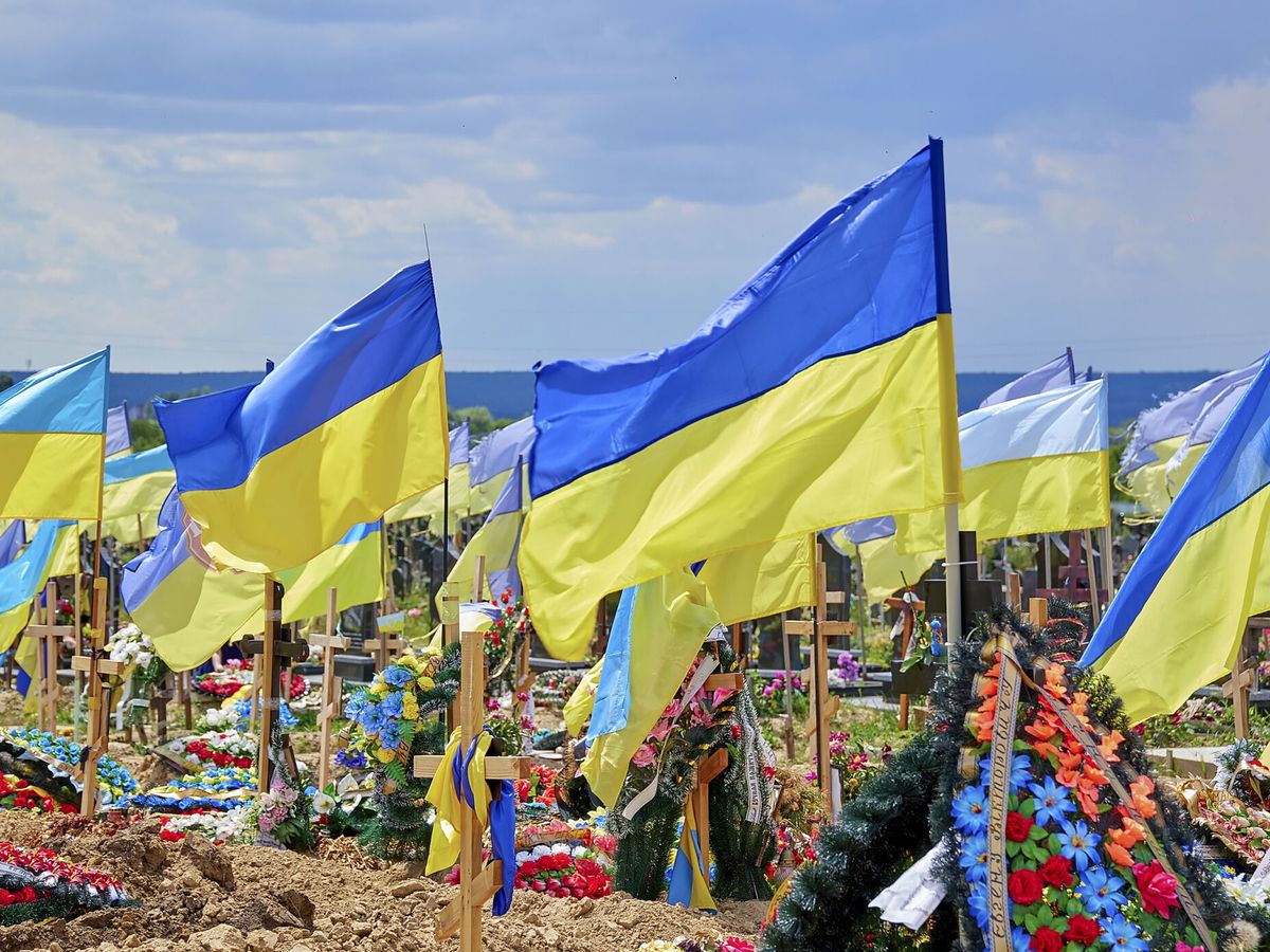 Foto: Banderas de Ucrania en un cementerio. (EFE/Sergey Kozlov)
