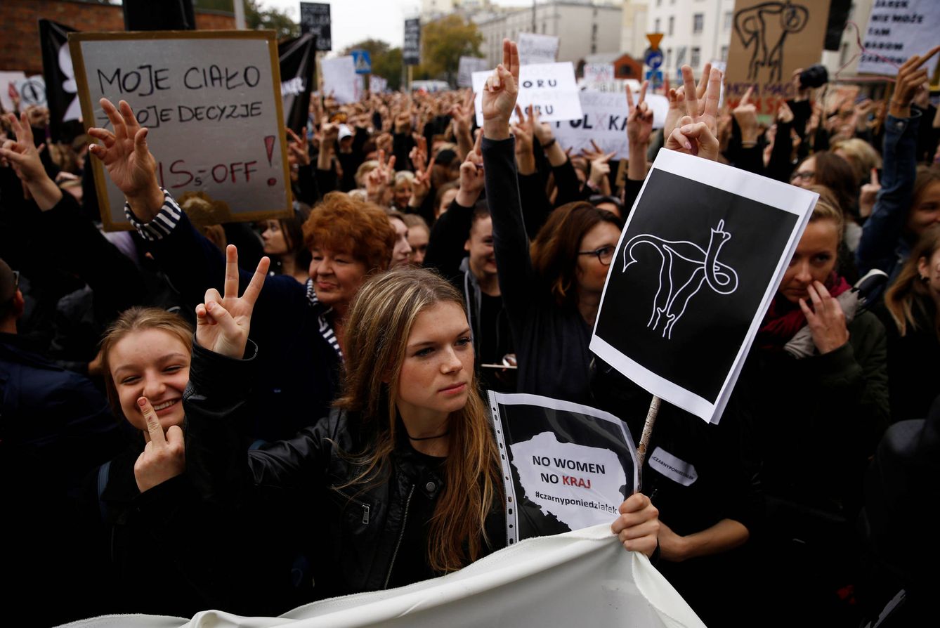 Polacas durante un protesta contra los planes del Gobierno de prohibir el aborto en cualquier supuesto, en Varsovia, el 3 de octubre de 2016 (Reuters).