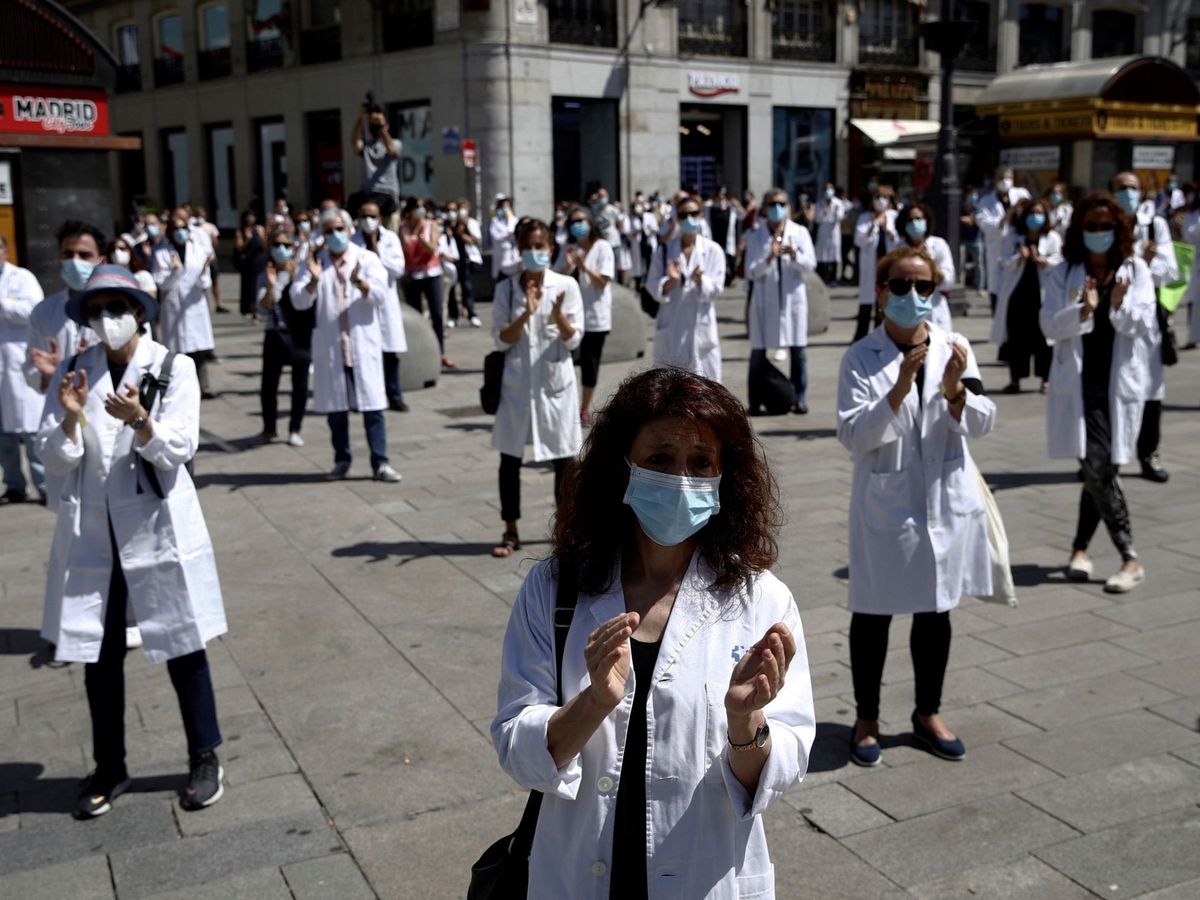 Foto: Concentración de médicos en la Puerta del Sol en defensa de la profesión médica. (EFE)