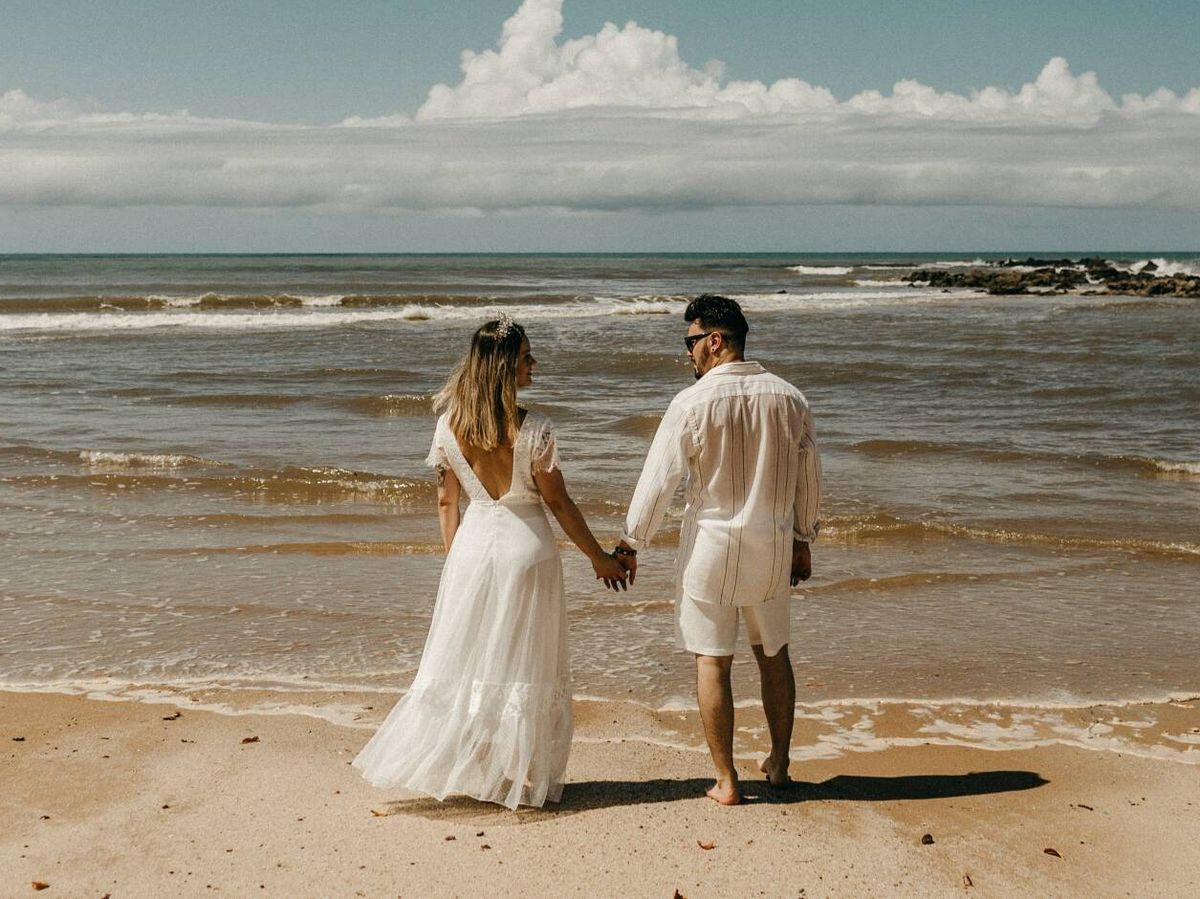 Foto: Cómo escoger tu vestido de novia para una boda en la playa. (Jonathan Borba para Unsplash)