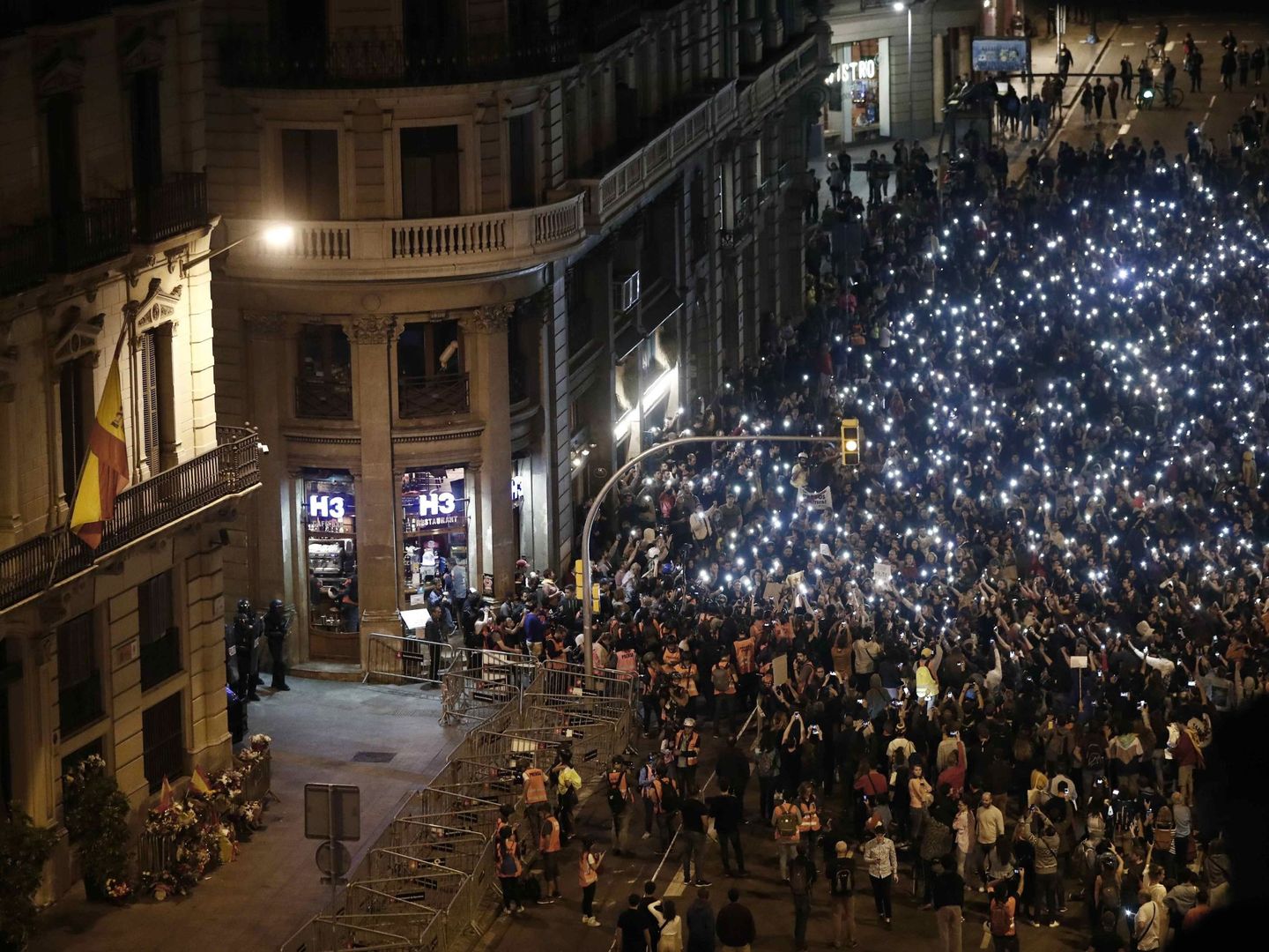 Varios miles de manifestantes independentistas se han concentrado frente a la Jefatura Superior de Policía de Barcelona. (EFE)