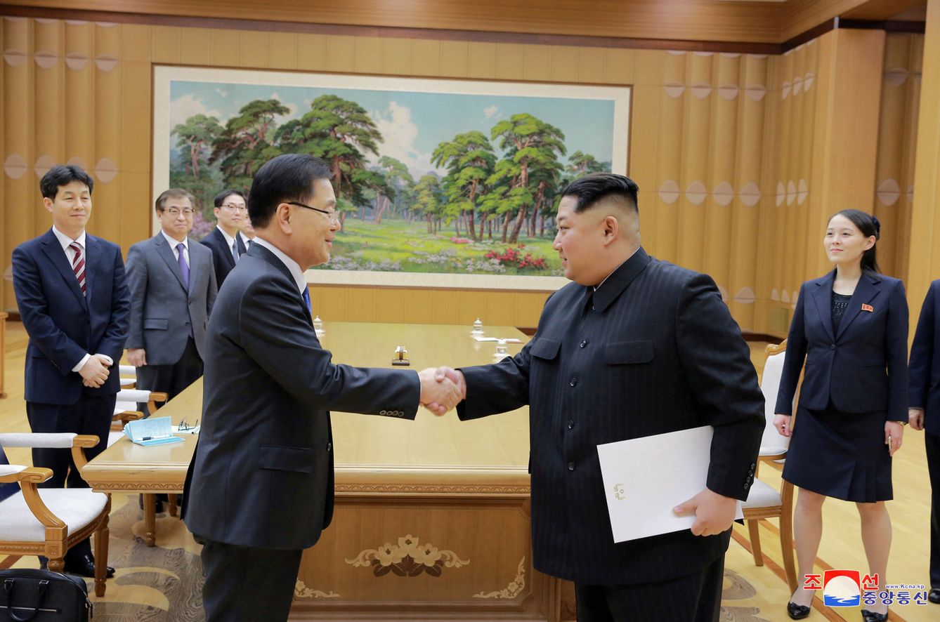 Kim Jong-un estrecha la mano del enviado especial surcoreano Chung Eui-yong en Pyongyang, el pasado 6 de marzo. (Reuters)