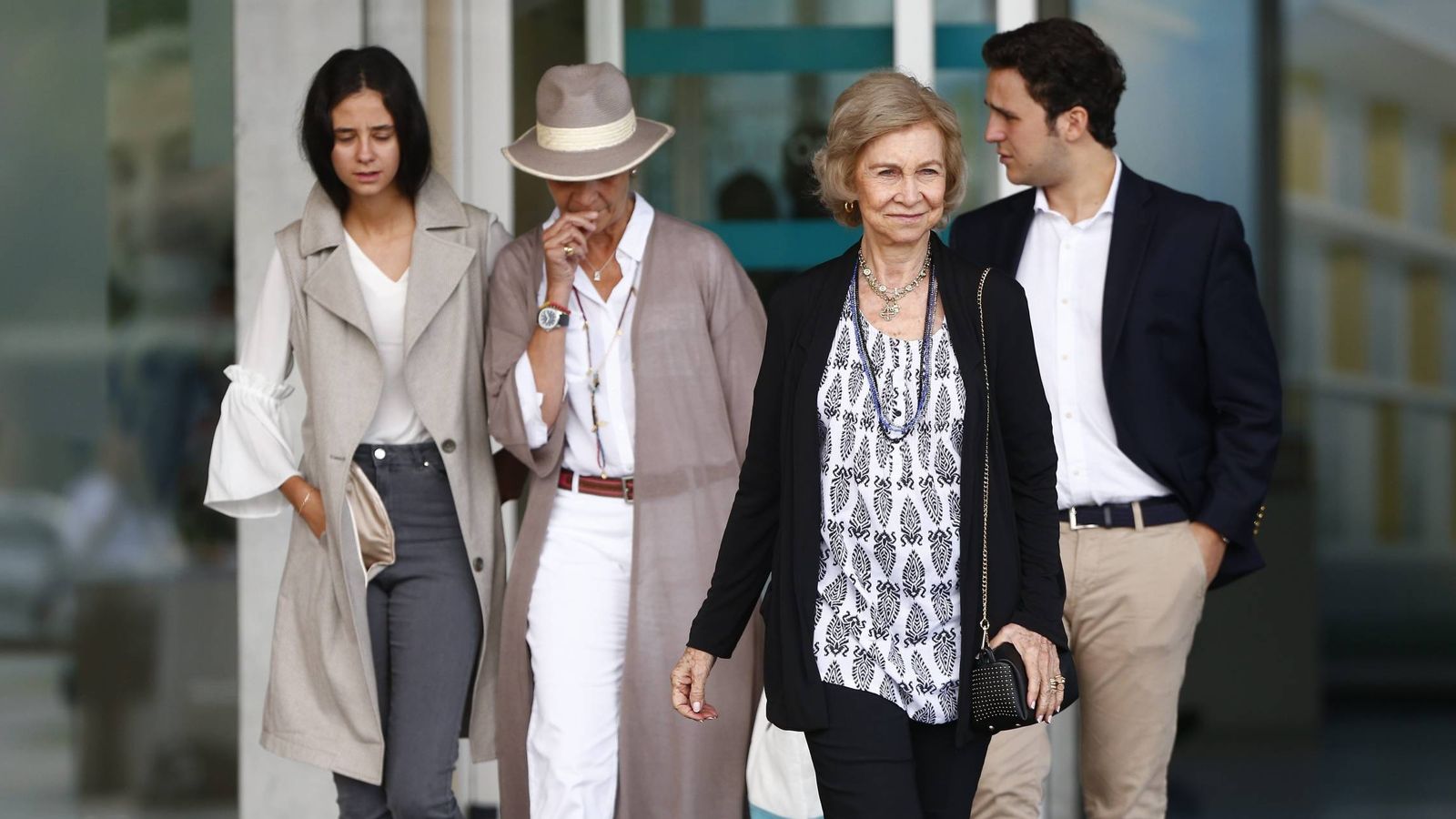 Foto: La visita familiar de Elena de Borbón al Rey. (Cordon Press)