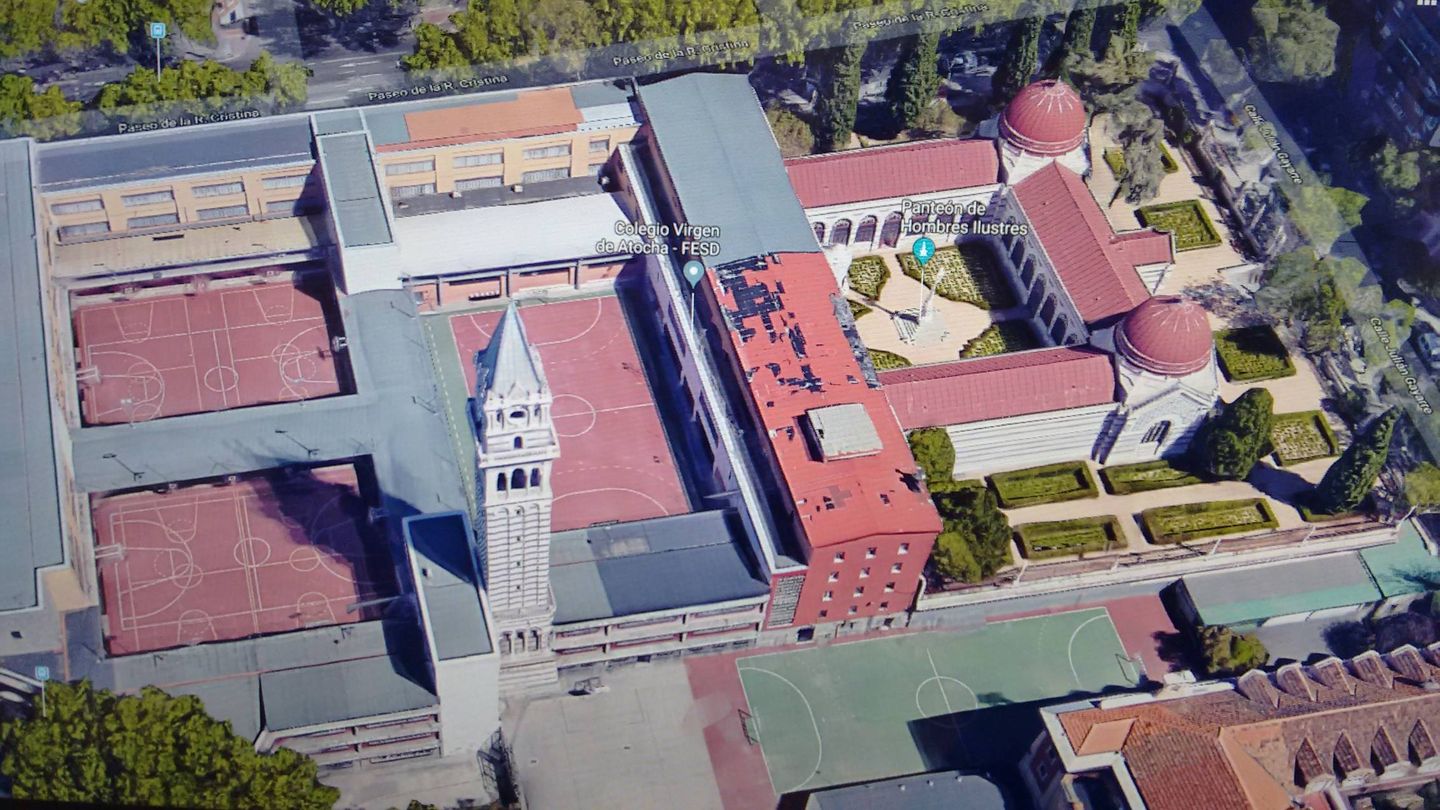 La torre, entre los patios del colegio; a la derecha, el Panteón de Hombres Ilustres. (Google Maps)