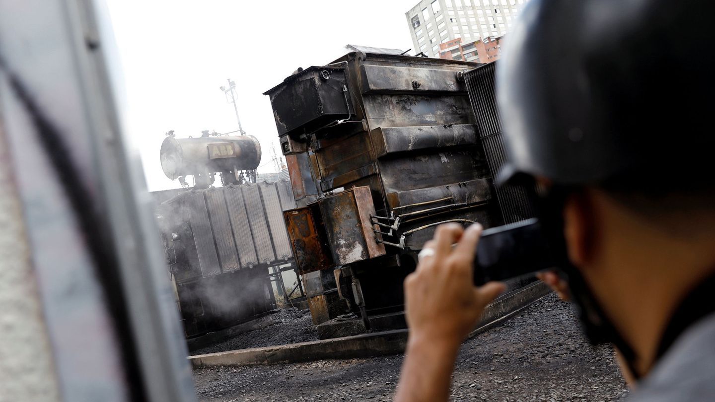 Un hombre hace fotos de una subestación eléctrica quemada en Caracas durante el apagón, el 11 de marzo de 2019. (Reuters)