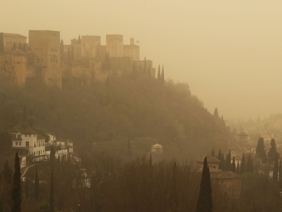 Foto: La Alhambra de Granada con el cielo cubierto con la intensa calima. (EFE)