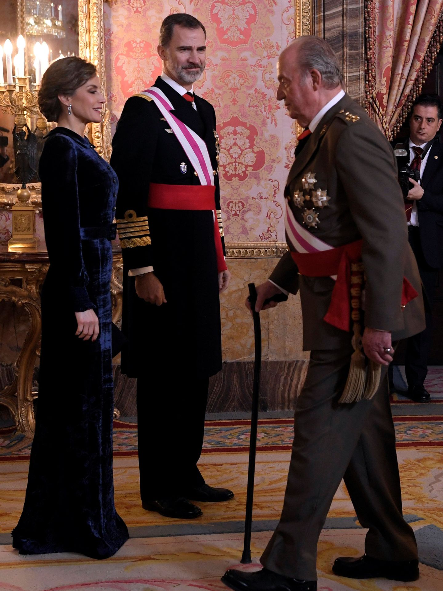 Los Reyes Felipe y Letizia en 2018 ante el Rey emérito. (Reuters/Gabriel Bouys)