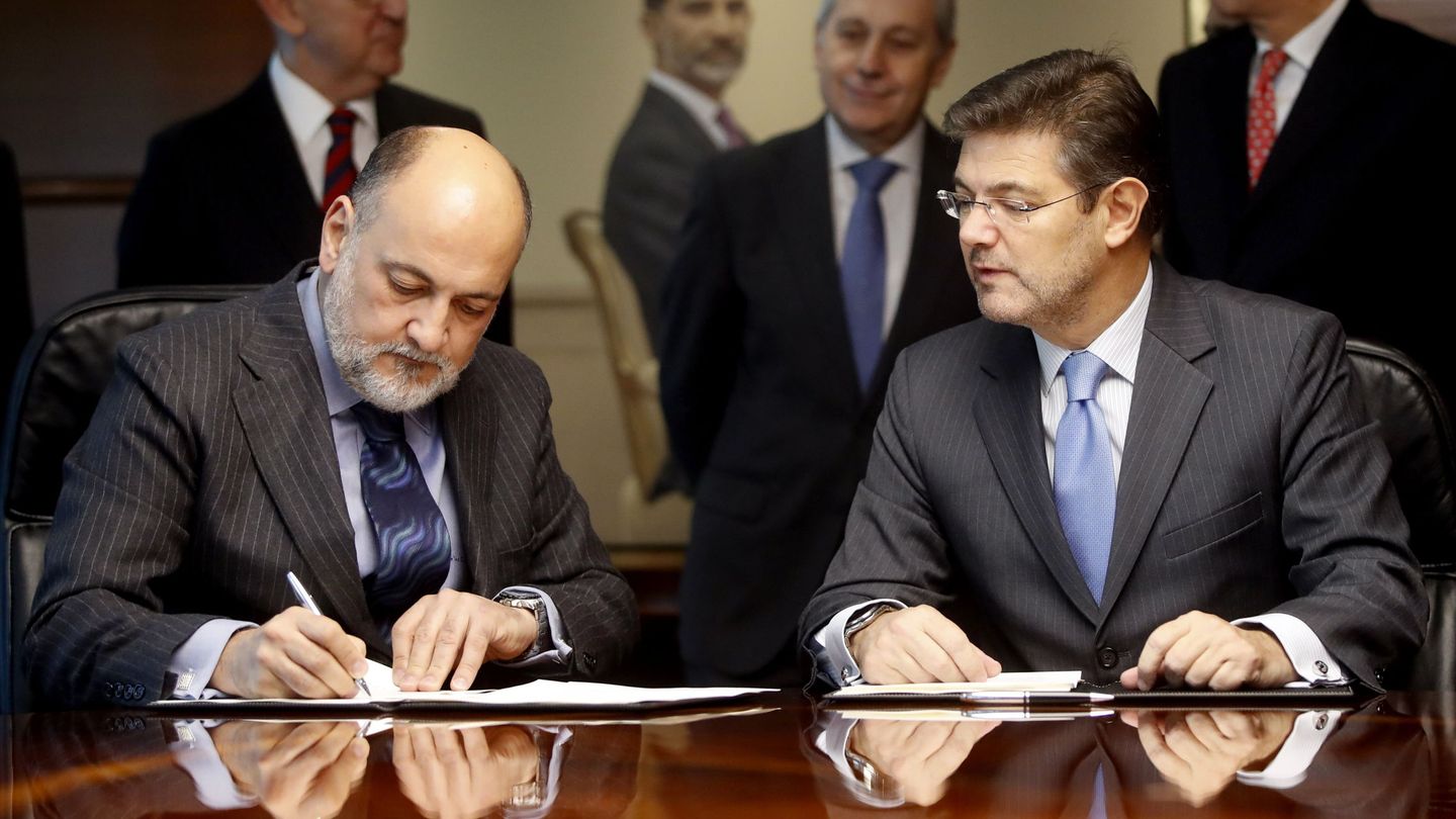 El ministro de Justicia, Rafael Catalá (derecha), y el presidente del Tribunal Constitucional, Francisco Pérez de los Cobos, tras la firma de un convenio de colaboración a finales de 2016 para el uso del servicio LexNet. (EFE)