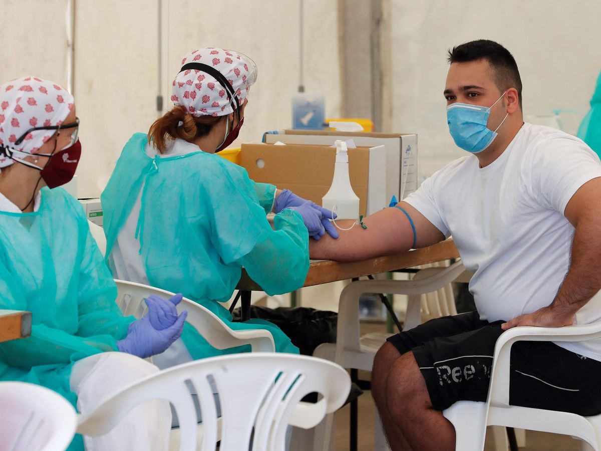 Foto: Un hombre se somete a los test para el estudio de seroprevalencia este lunes a la localidad madrileña de Torrejón de Ardoz. (EFE)