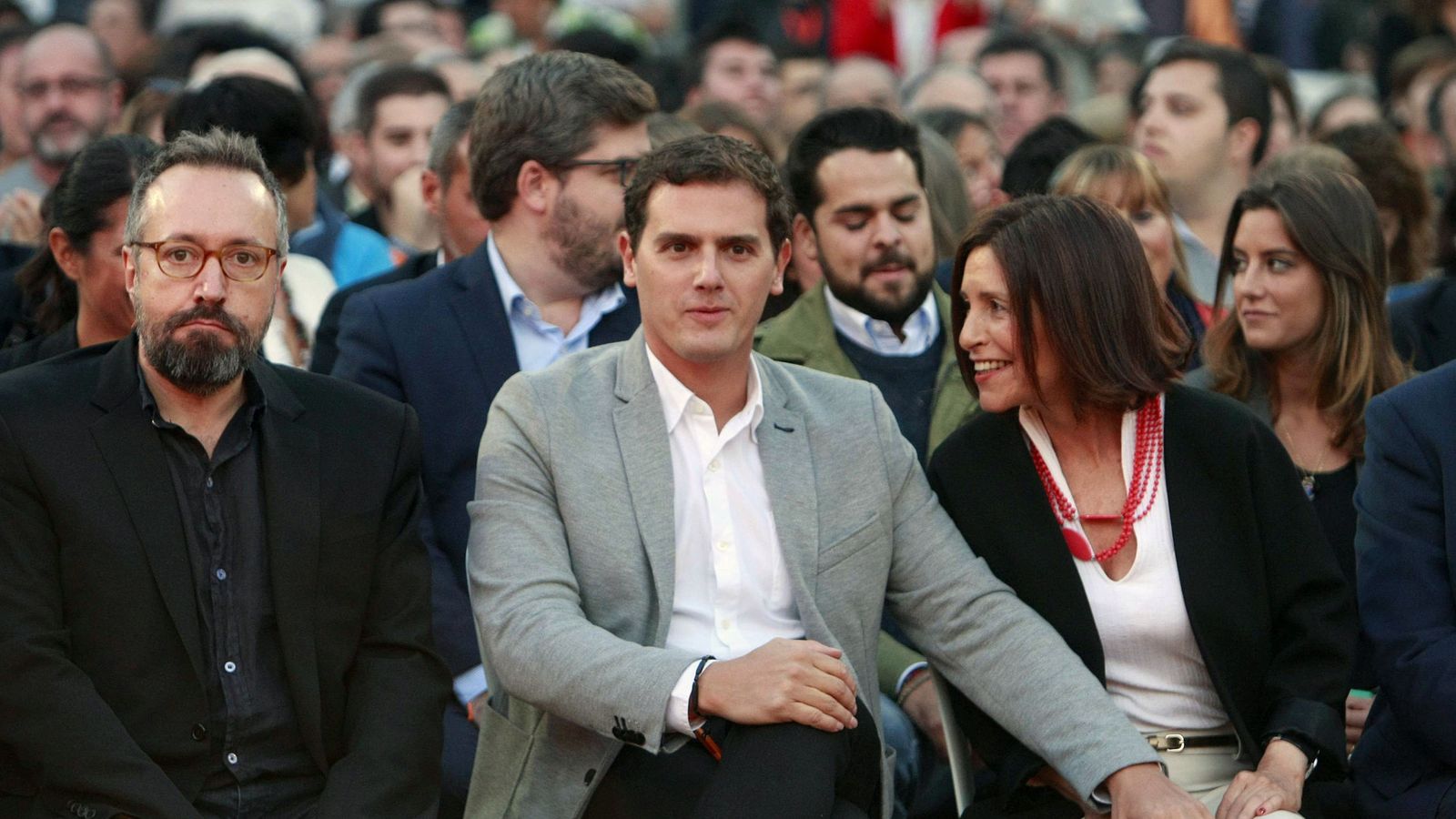 Foto: Albert Rivera (c), Juan Carlos Girauta (i) y a la candidata de C's a la presidencia de la Xunta, Cristina Losada (d), en el acto de cierre de campaña. (EFE)