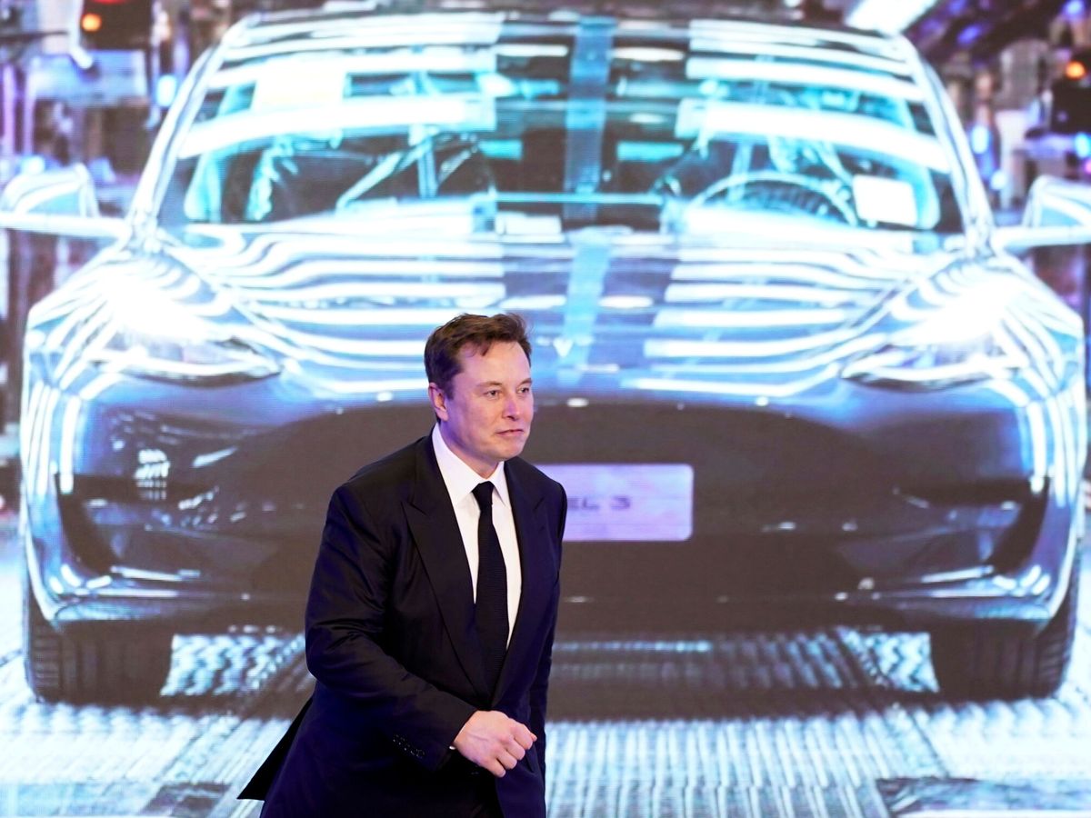 Foto: Elon Musk, CEO de Tesla, camina delante de una proyección del Tesla Model 3 durante una presentación. (Reuters/Aly Song)