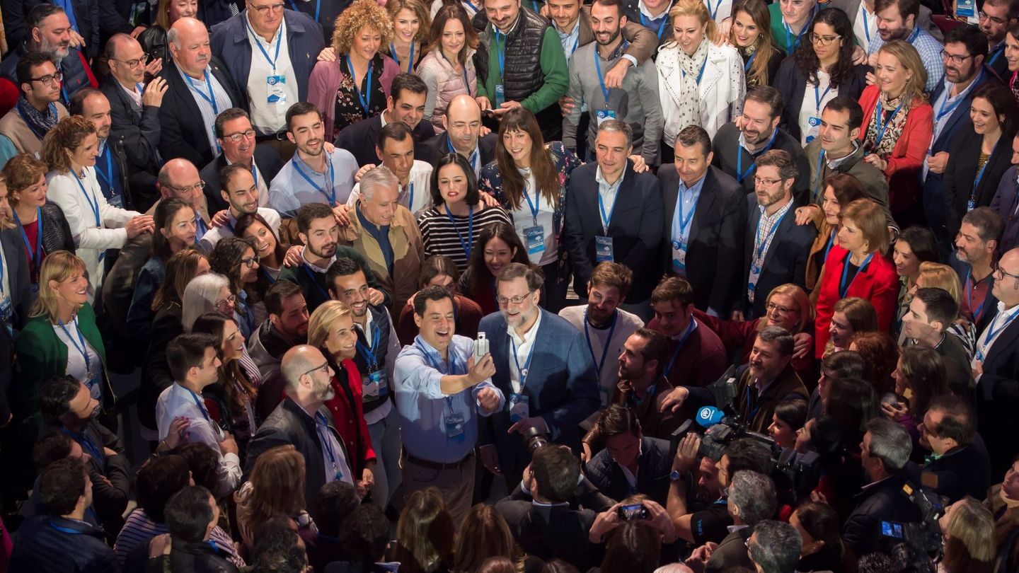 Rajoy, arropado por su partido en la convención. (EFE)