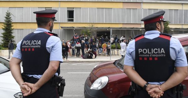 Foto: Mossos ante el colegio Gili Gayà de Lleida el día del referéndum. (EFE)