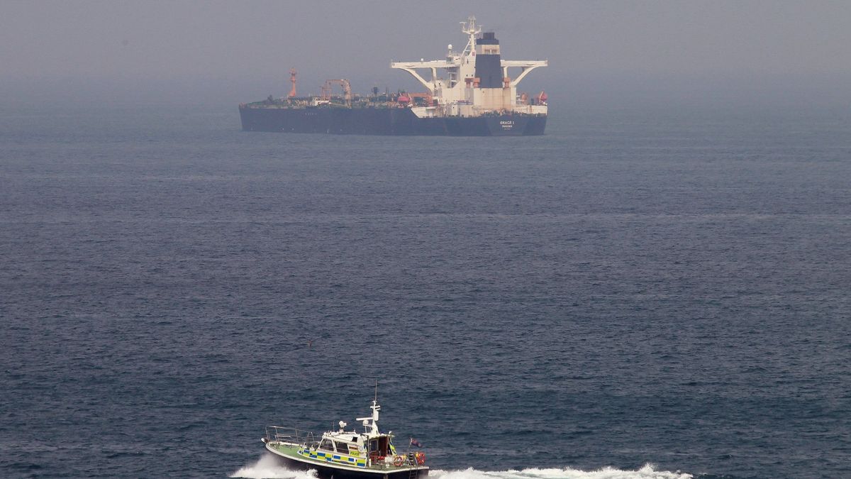 Piratas, petróleo robado y comercio ilegal: la embarcación que nadie quería rescatar