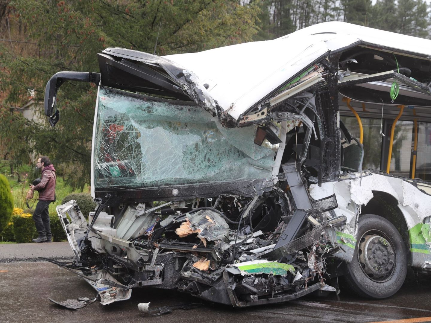 Estado en que ha quedado el autobús tras la colisión de esta mañana en Galdakao en un accidente que ha provocado dos muertos. (EFE)