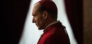 Post de Ralph Fiennes en el Vaticano: así es el apabullante primer tráiler de 'Cónclave'