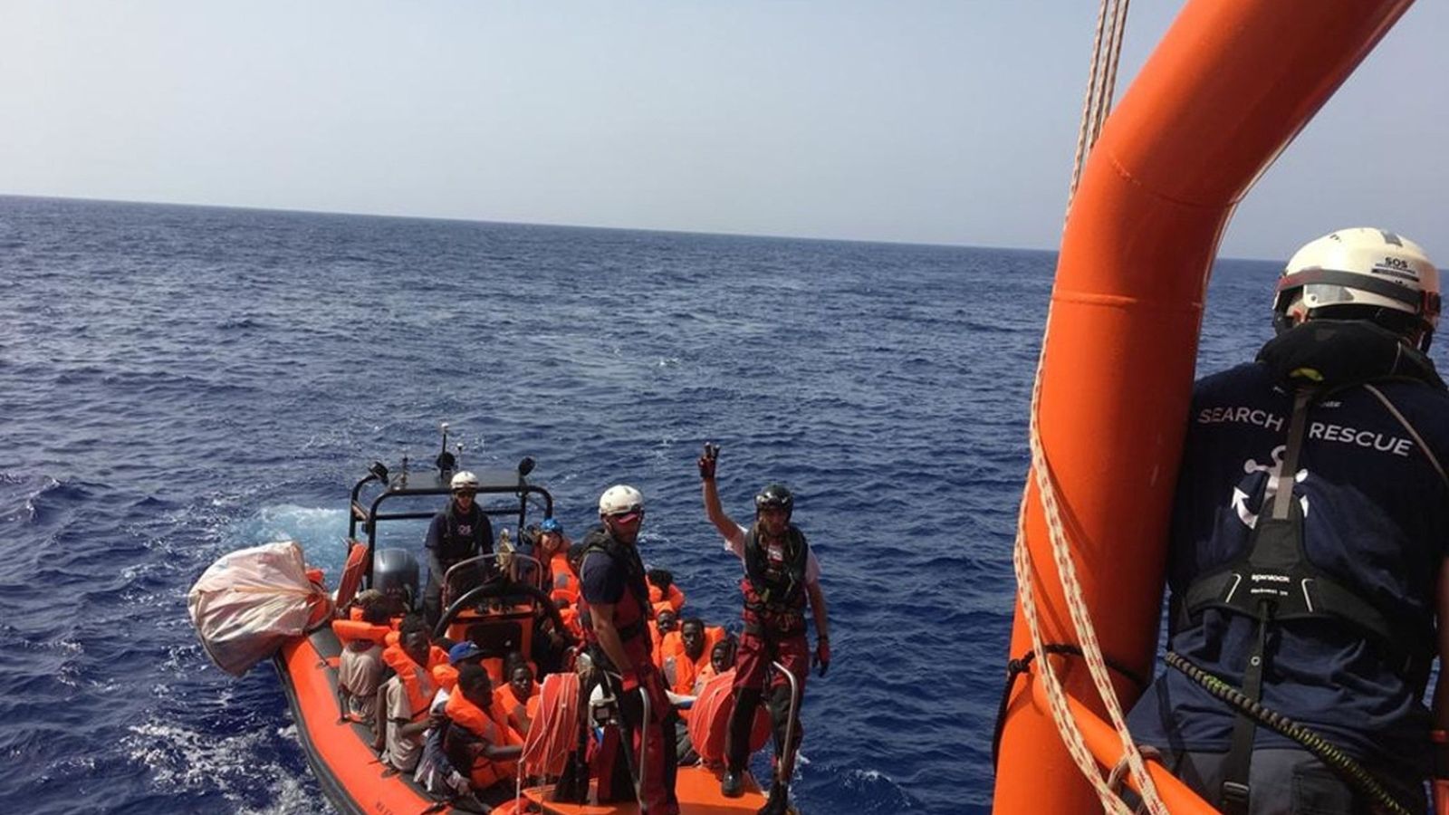 Foto: Rescate en el navío Ocean Viking. (EFE)