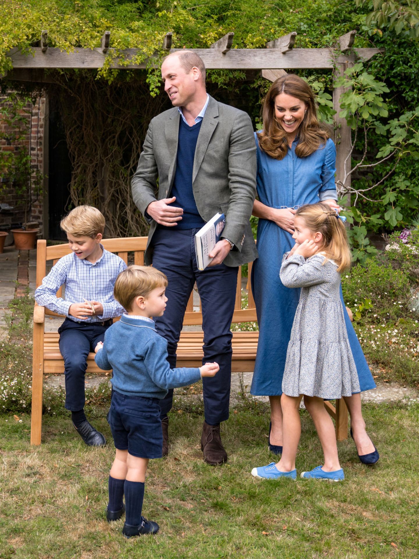 Los Cambridge, con sus hijos en los jardines del palacio de Kensington. (Reuters)