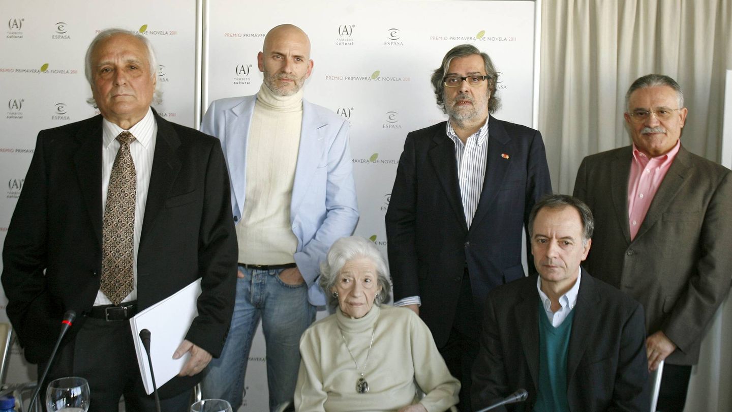 Raúl del Pozo, Ana María Matute y Ramón Pernas, entre otros, en el anuncio de un ganador del Primavera. (Efe)