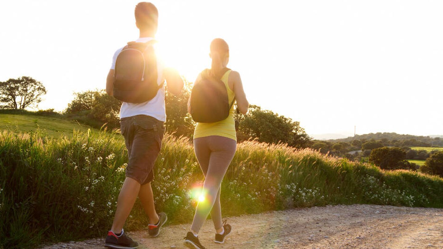 Salir a dar un pequeño paseo de entre dos y cinco minutos después de comer puede tener efectos muy buenos para nuestra salud a largo plazo.(Freepik)